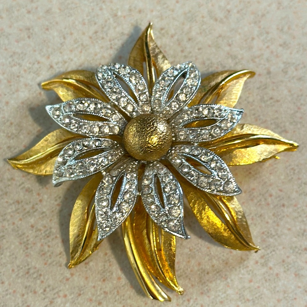 Beautiful JJ gold tone and silver tone rhinestone flower broach (745)